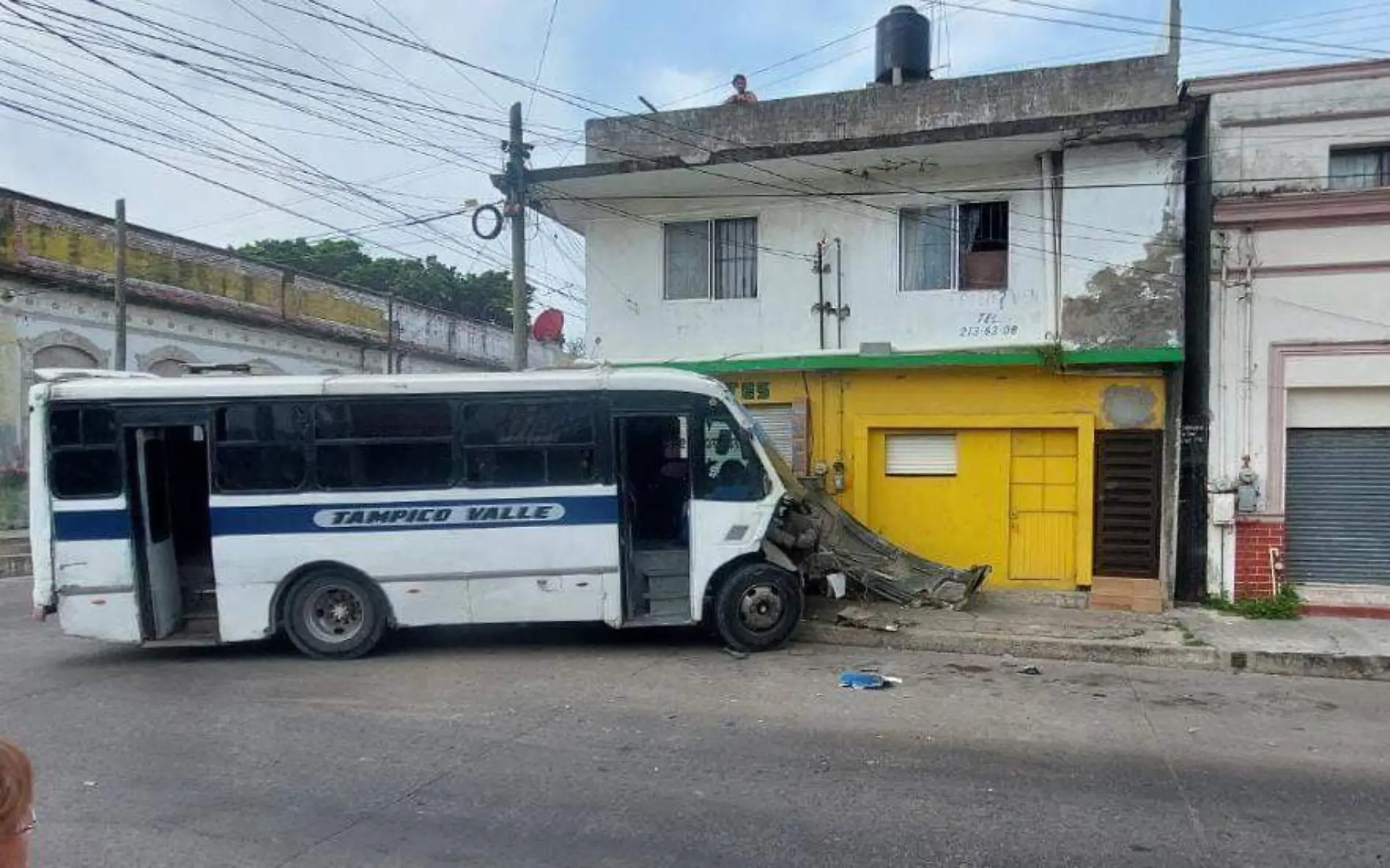 Microbús de la ruta Tampico-Valle choca contra negocio de snacks  (3)